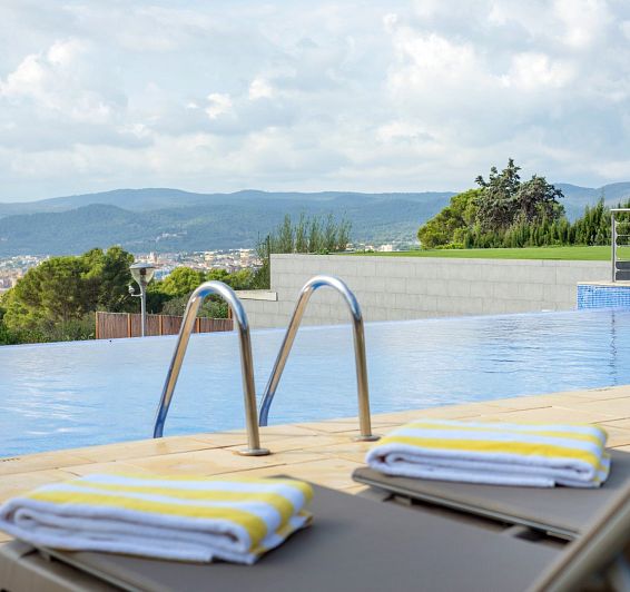 Piscina exterior para disfrutar del sol y la calma